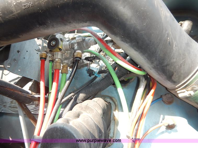 image for item K1608 2005 Freightliner FLD132 XL Classic semi truck