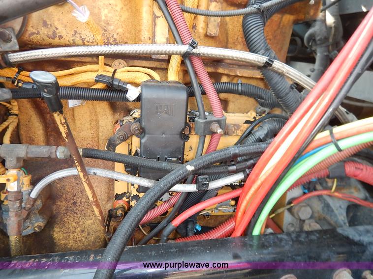 image for item K1608 2005 Freightliner FLD132 XL Classic semi truck