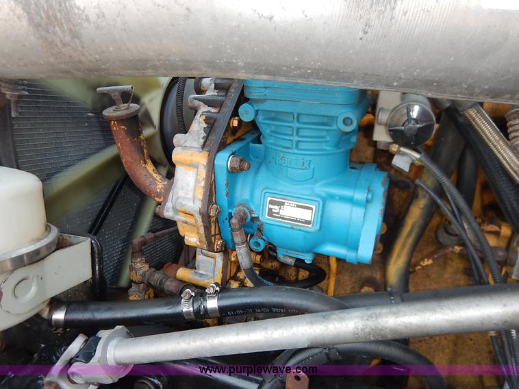 image for item K1608 2005 Freightliner FLD132 XL Classic semi truck