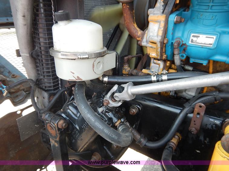 image for item K1608 2005 Freightliner FLD132 XL Classic semi truck