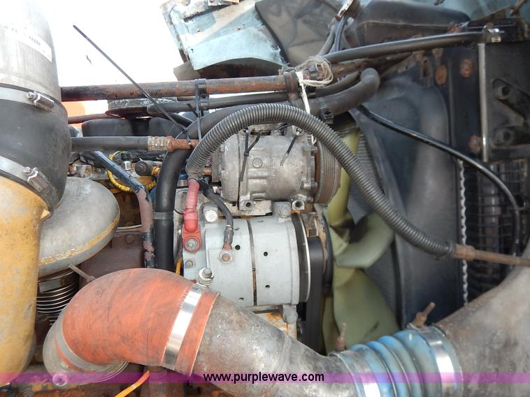 image for item K1608 2005 Freightliner FLD132 XL Classic semi truck