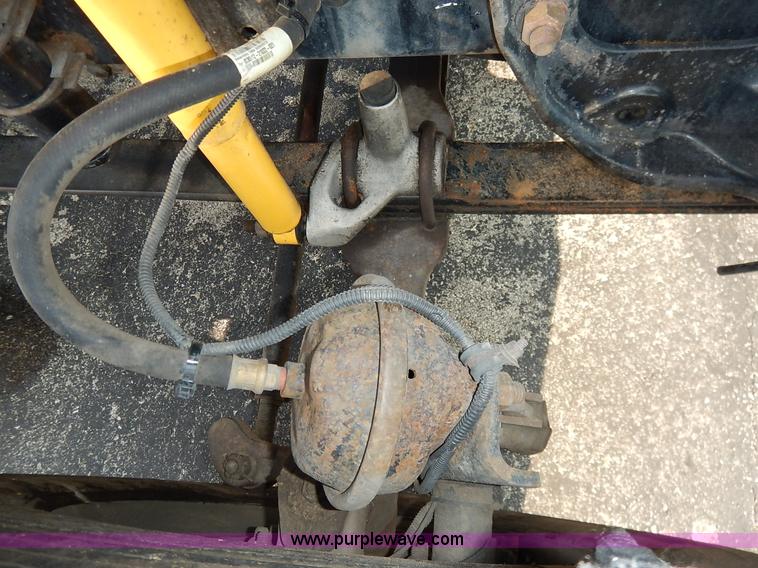 image for item K1608 2005 Freightliner FLD132 XL Classic semi truck