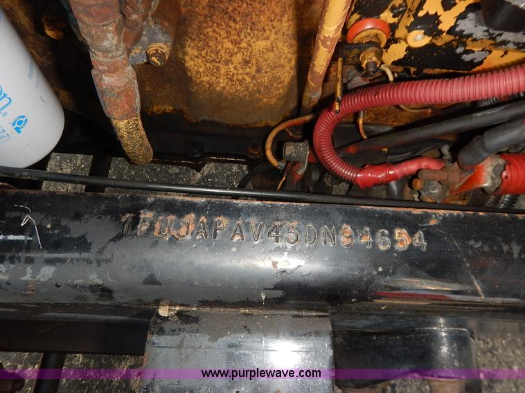 image for item K1608 2005 Freightliner FLD132 XL Classic semi truck