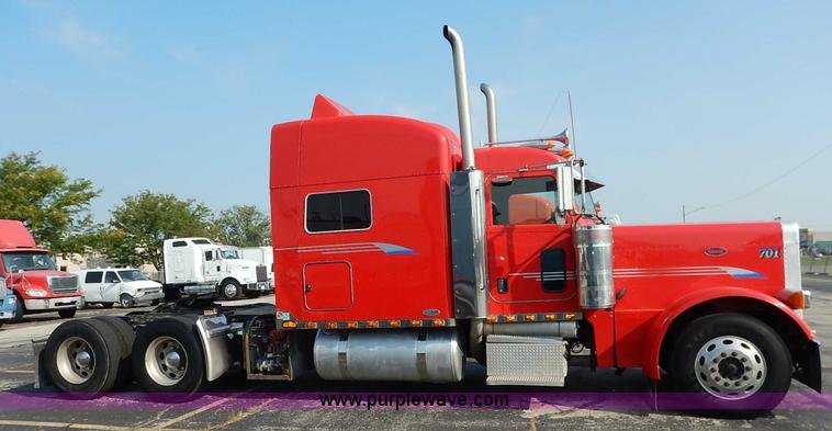 image for item K1609 2007 Peterbilt 379 semi truck