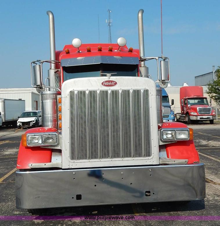 image for item K1609 2007 Peterbilt 379 semi truck