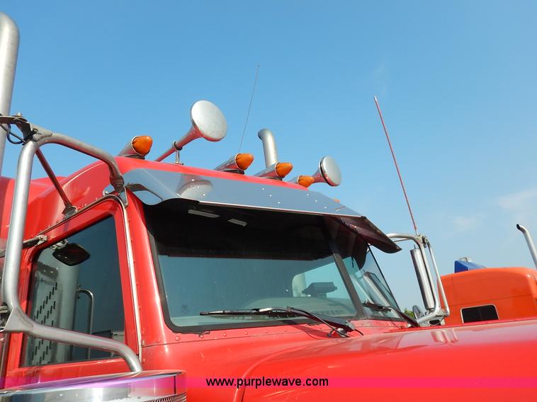 image for item K1609 2007 Peterbilt 379 semi truck