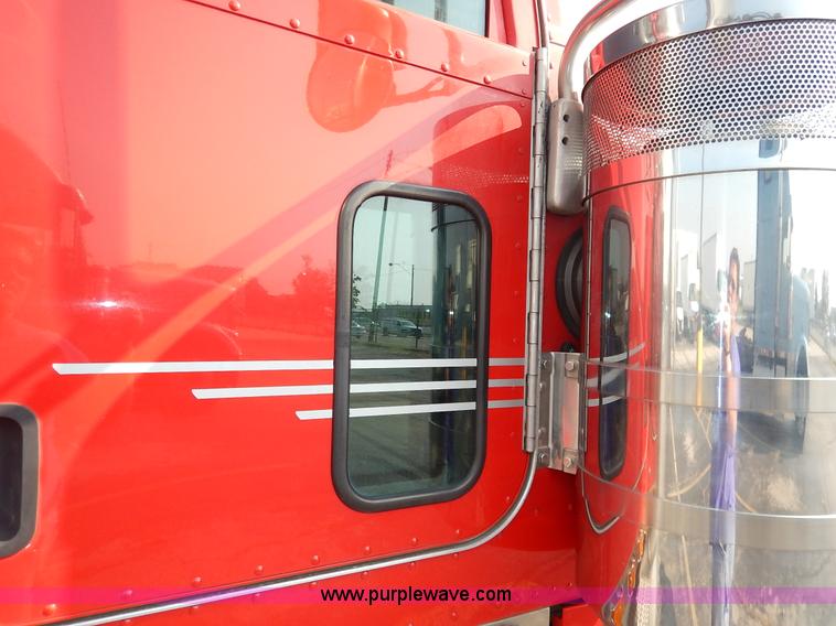 image for item K1609 2007 Peterbilt 379 semi truck