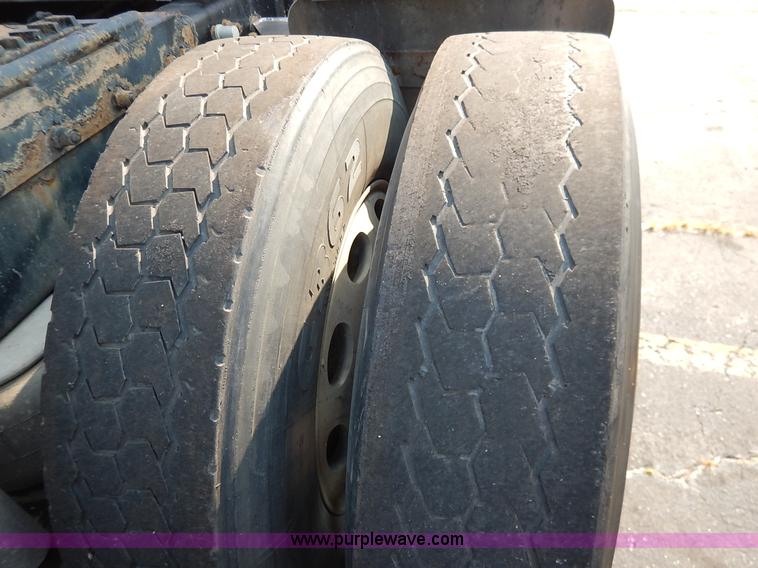 image for item K1609 2007 Peterbilt 379 semi truck