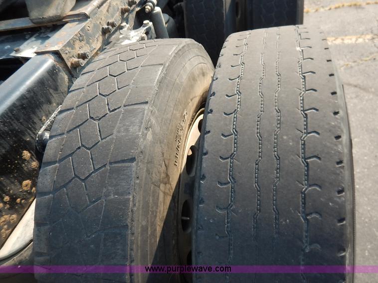 image for item K1609 2007 Peterbilt 379 semi truck