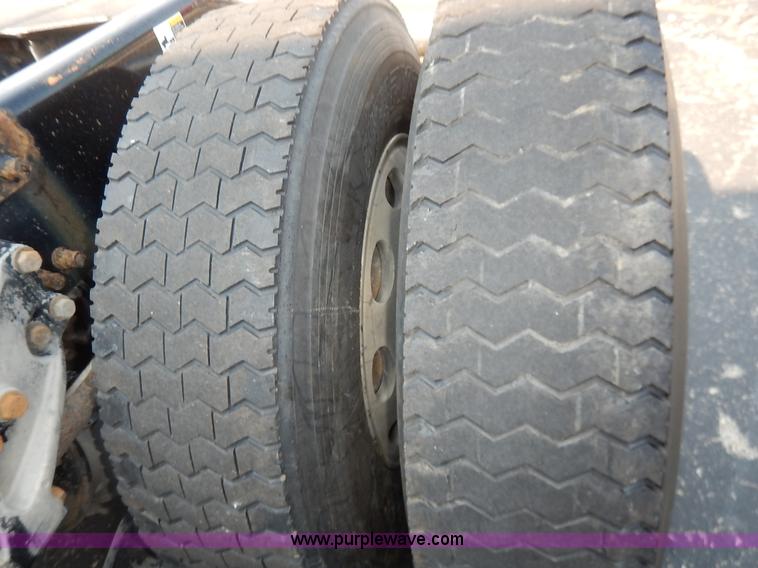 image for item K1609 2007 Peterbilt 379 semi truck