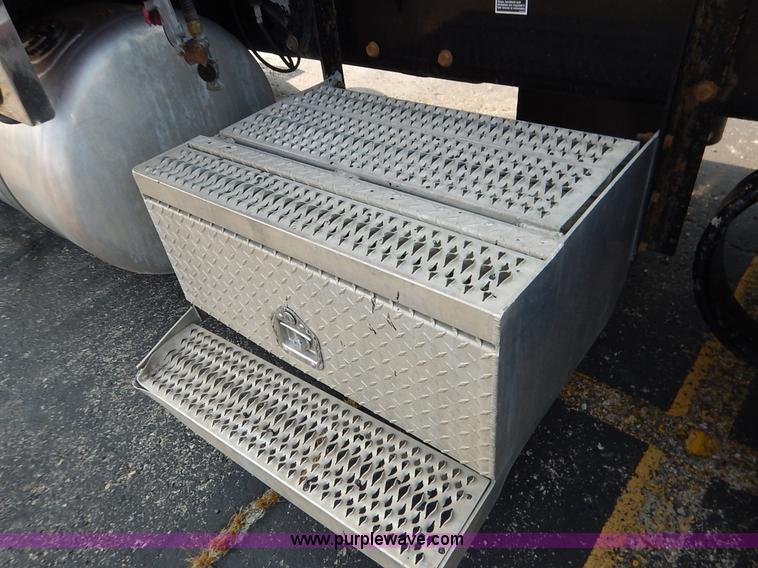 image for item K1609 2007 Peterbilt 379 semi truck