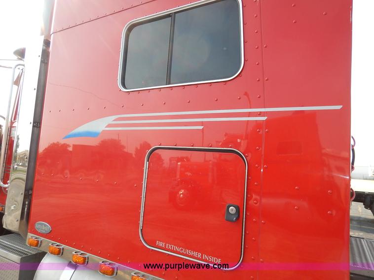 image for item K1609 2007 Peterbilt 379 semi truck