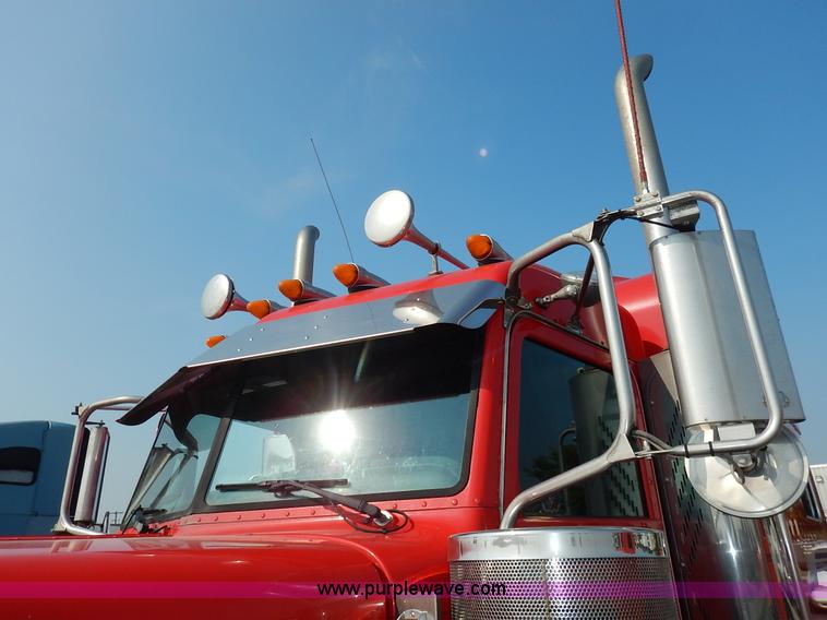 image for item K1609 2007 Peterbilt 379 semi truck