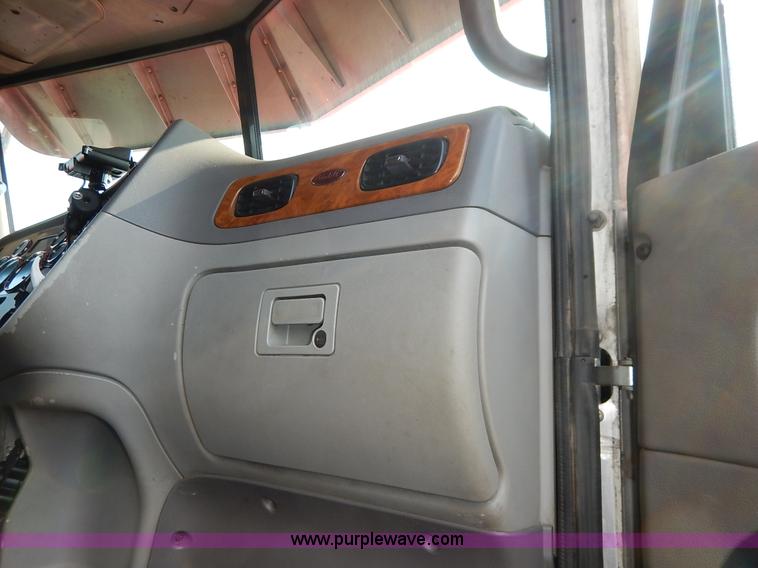 image for item K1609 2007 Peterbilt 379 semi truck