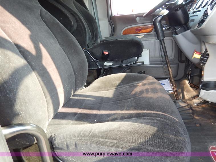 image for item K1609 2007 Peterbilt 379 semi truck