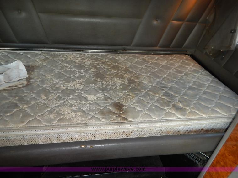 image for item K1609 2007 Peterbilt 379 semi truck