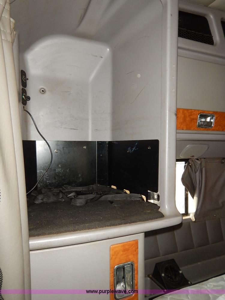 image for item K1609 2007 Peterbilt 379 semi truck