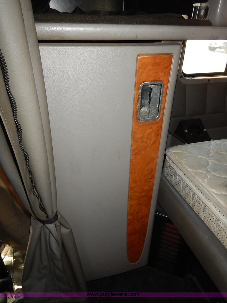 image for item K1609 2007 Peterbilt 379 semi truck