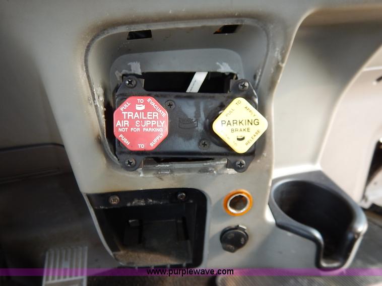 image for item K1609 2007 Peterbilt 379 semi truck