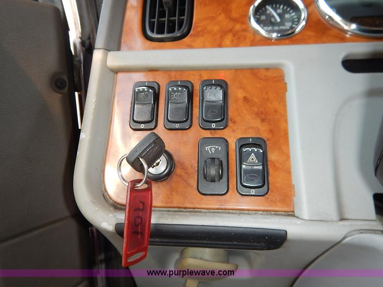 image for item K1609 2007 Peterbilt 379 semi truck