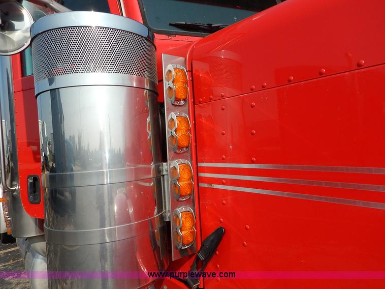 image for item K1609 2007 Peterbilt 379 semi truck
