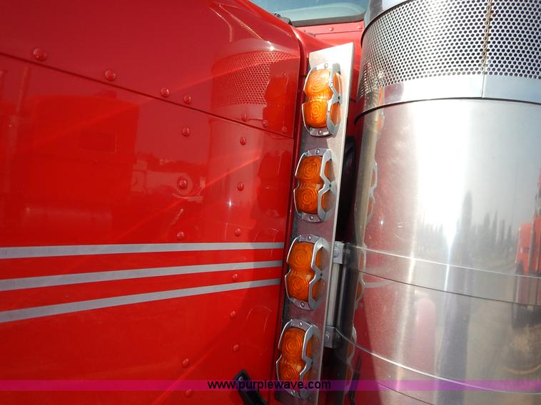 image for item K1609 2007 Peterbilt 379 semi truck