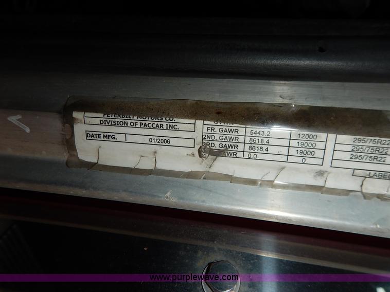 image for item K1609 2007 Peterbilt 379 semi truck