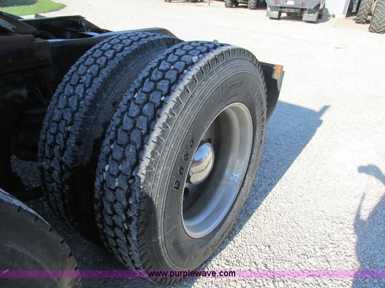 image for item K5109 1991 Kenworth T600 semi truck