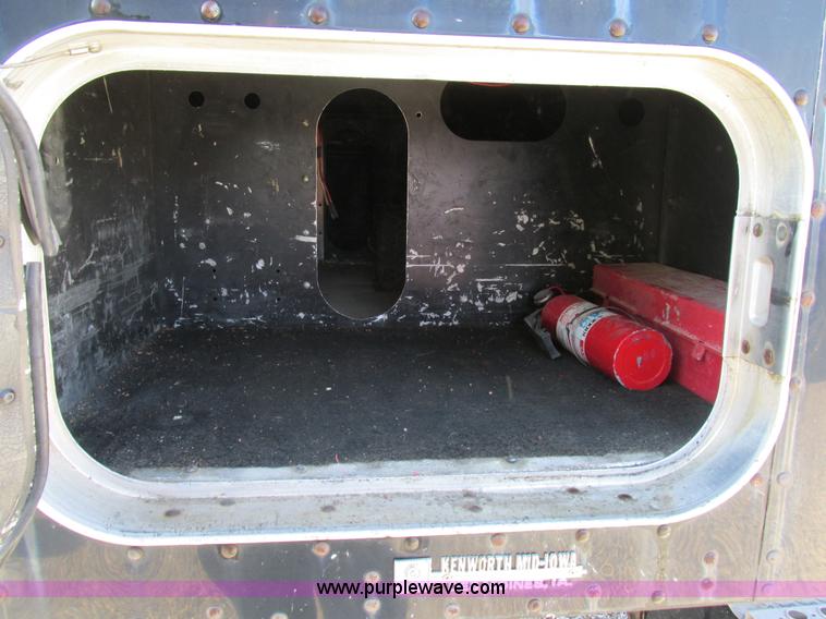 image for item K5109 1991 Kenworth T600 semi truck