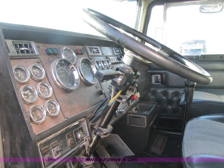 image for item K5109 1991 Kenworth T600 semi truck
