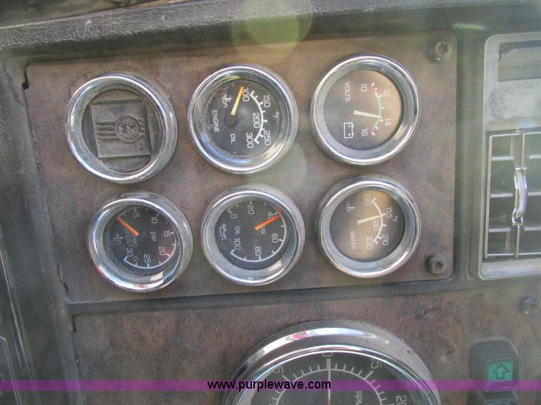 image for item K5109 1991 Kenworth T600 semi truck