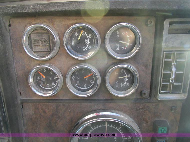 image for item K5109 1991 Kenworth T600 semi truck