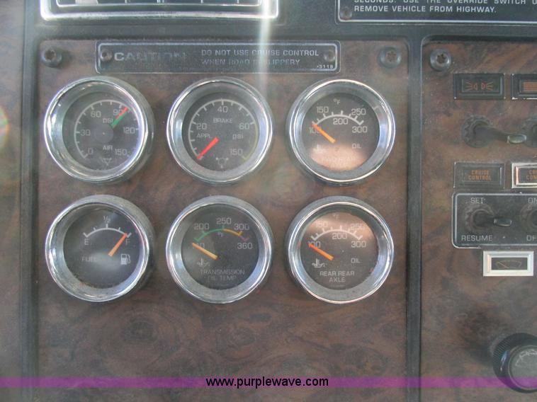 image for item K5109 1991 Kenworth T600 semi truck