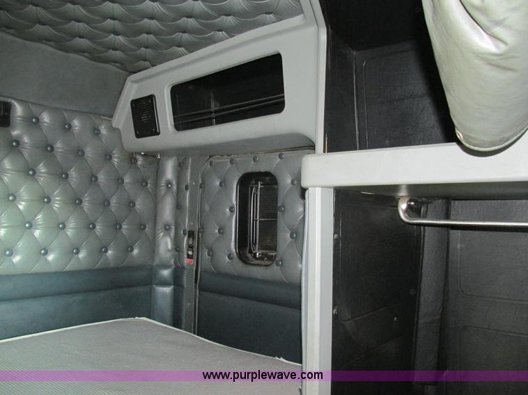 image for item K5109 1991 Kenworth T600 semi truck