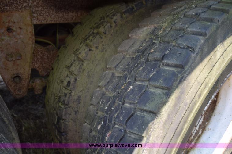 image for item K6191 1983 Timpte double hopper grain trailer