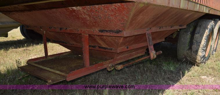 image for item K6192 1973 Trailmobile double hopper grain trailer