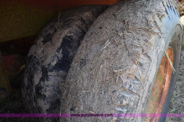 image for item K6192 1973 Trailmobile double hopper grain trailer