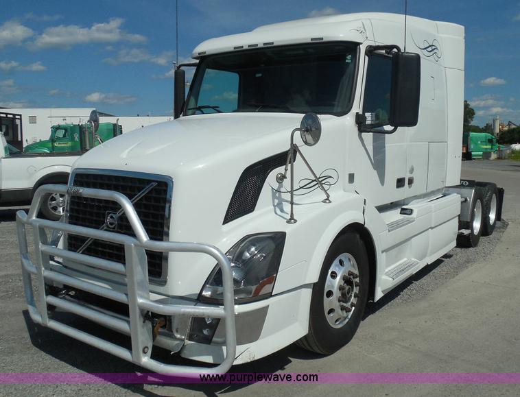 image for item K7528 2010 Volvo VNL64T semi truck