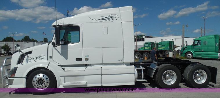 image for item K7528 2010 Volvo VNL64T semi truck