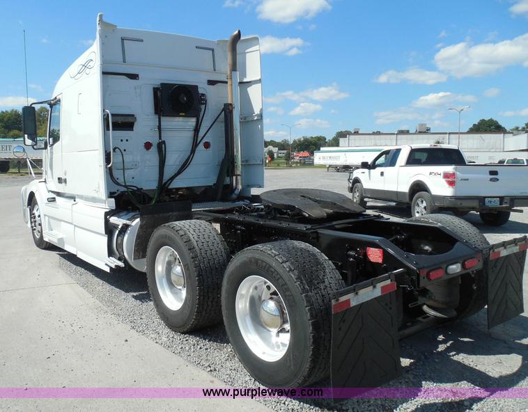 image for item K7528 2010 Volvo VNL64T semi truck