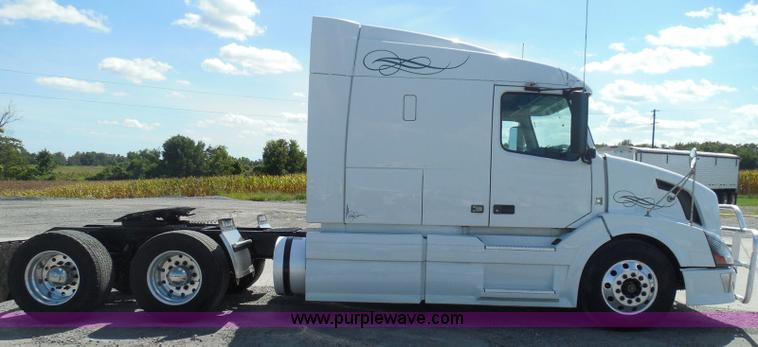 image for item K7528 2010 Volvo VNL64T semi truck