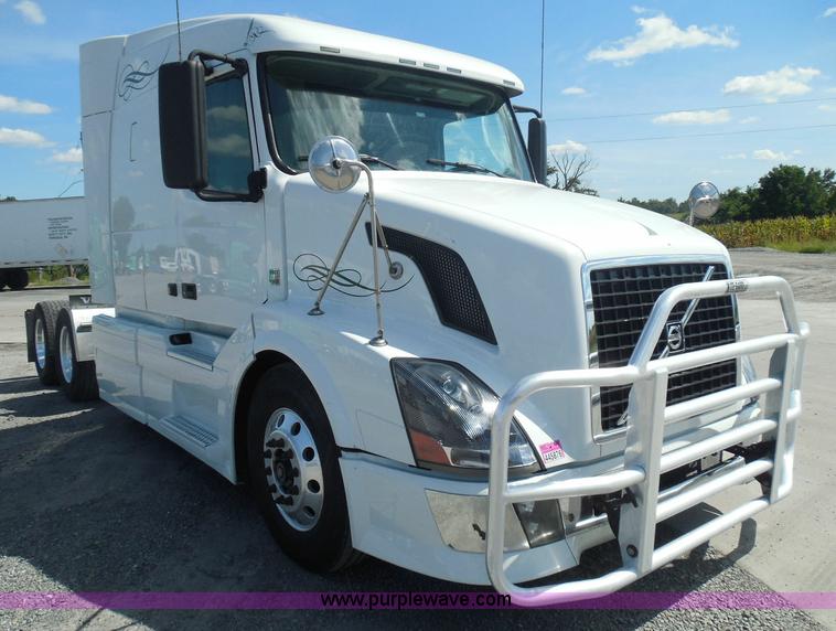 image for item K7528 2010 Volvo VNL64T semi truck