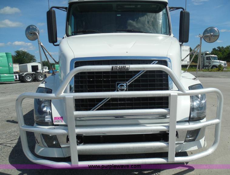 image for item K7528 2010 Volvo VNL64T semi truck