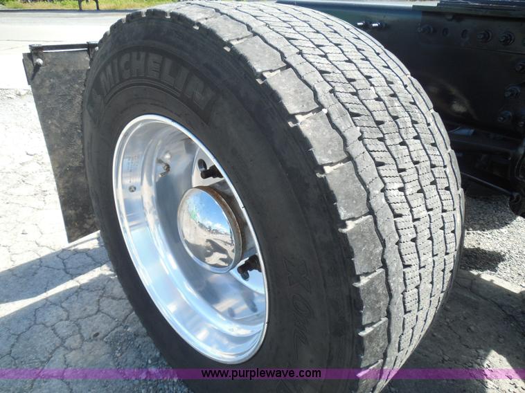 image for item K7528 2010 Volvo VNL64T semi truck