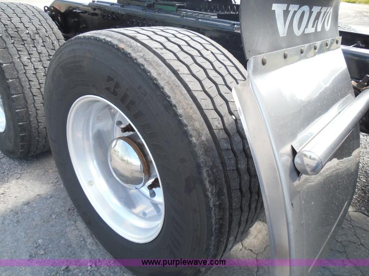 image for item K7528 2010 Volvo VNL64T semi truck