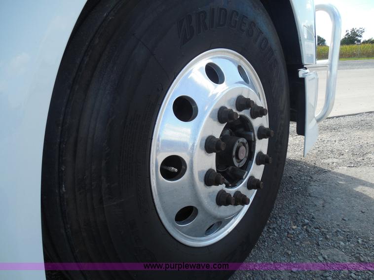 image for item K7528 2010 Volvo VNL64T semi truck