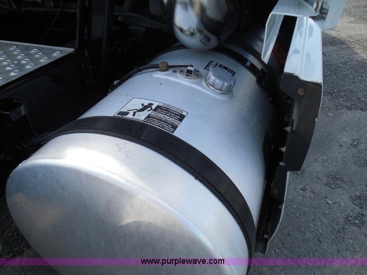 image for item K7528 2010 Volvo VNL64T semi truck