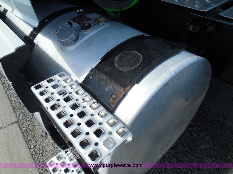 image for item K7528 2010 Volvo VNL64T semi truck