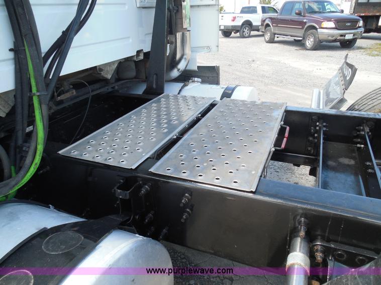 image for item K7528 2010 Volvo VNL64T semi truck