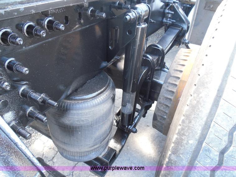 image for item K7528 2010 Volvo VNL64T semi truck